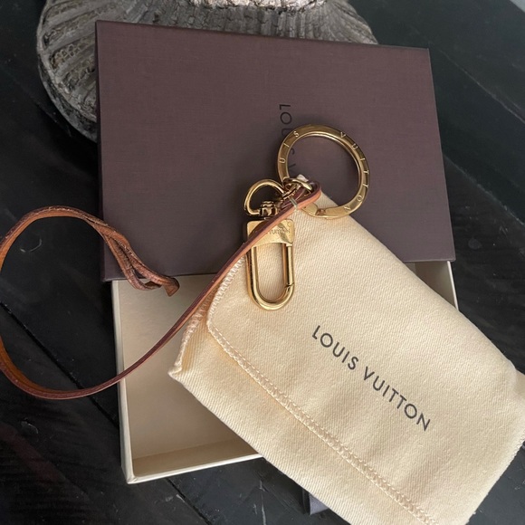 Louis Vuitton Accessories - 💯% Authentic Louis Vuitton Calfskin Artsy Key Ring Holder
